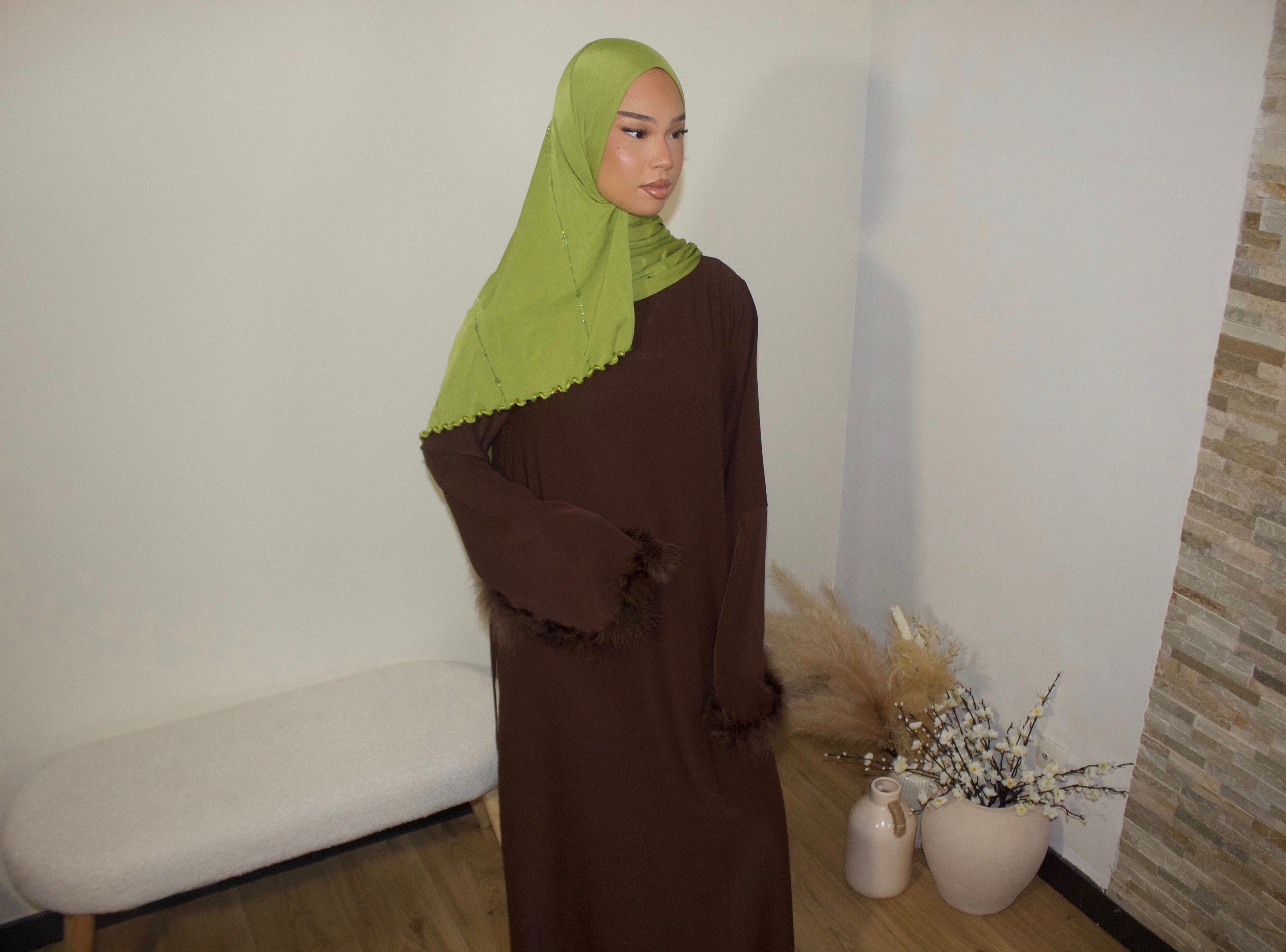 Abaya ceintrée avec manches à plumes Choco