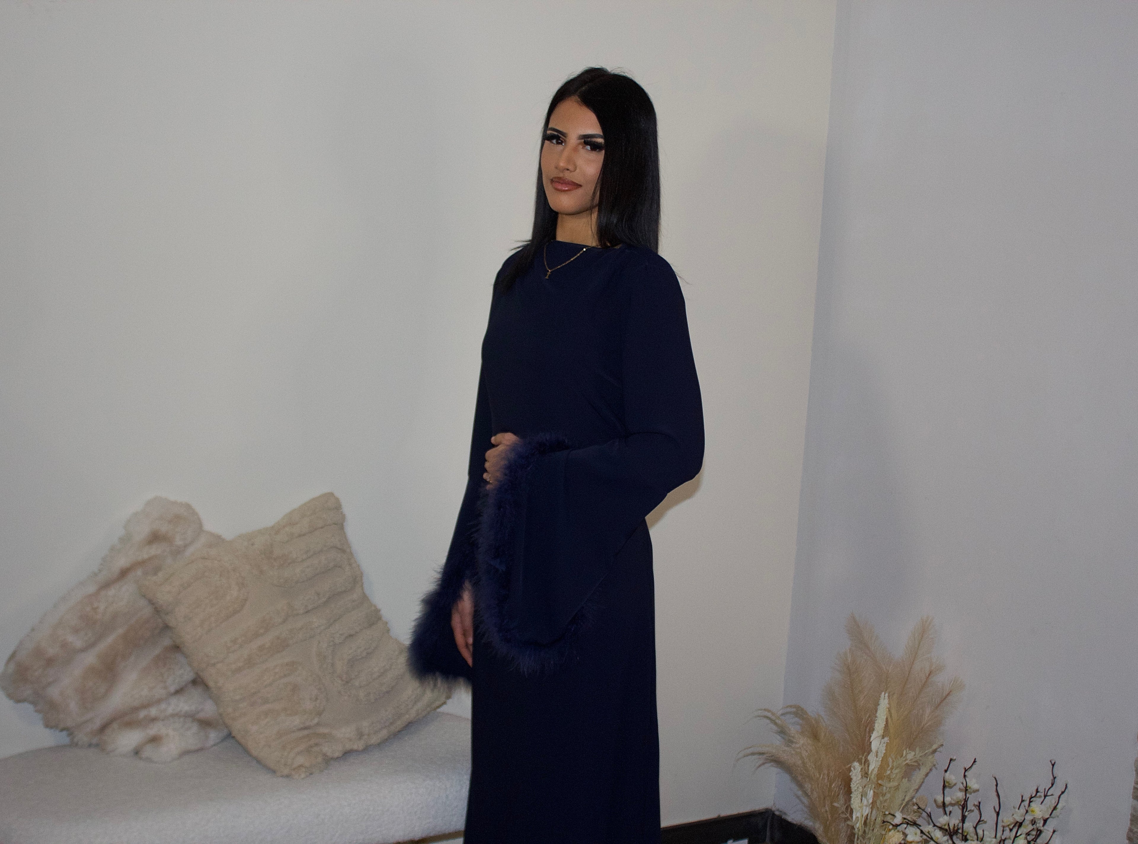 Abaya ceintrée avec manches à plumes bleue