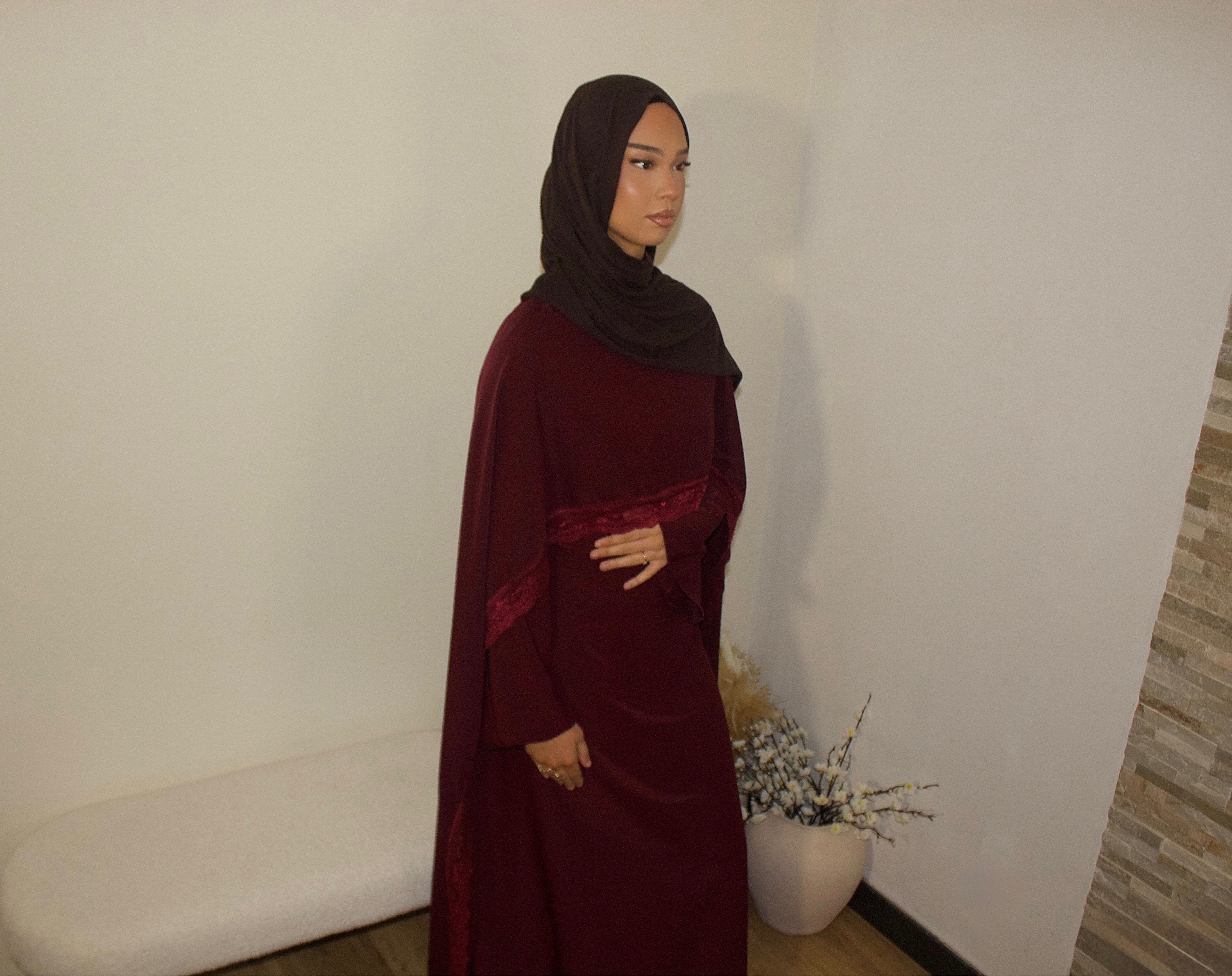 Robe dentelle ceinturé à la taille bordeaux