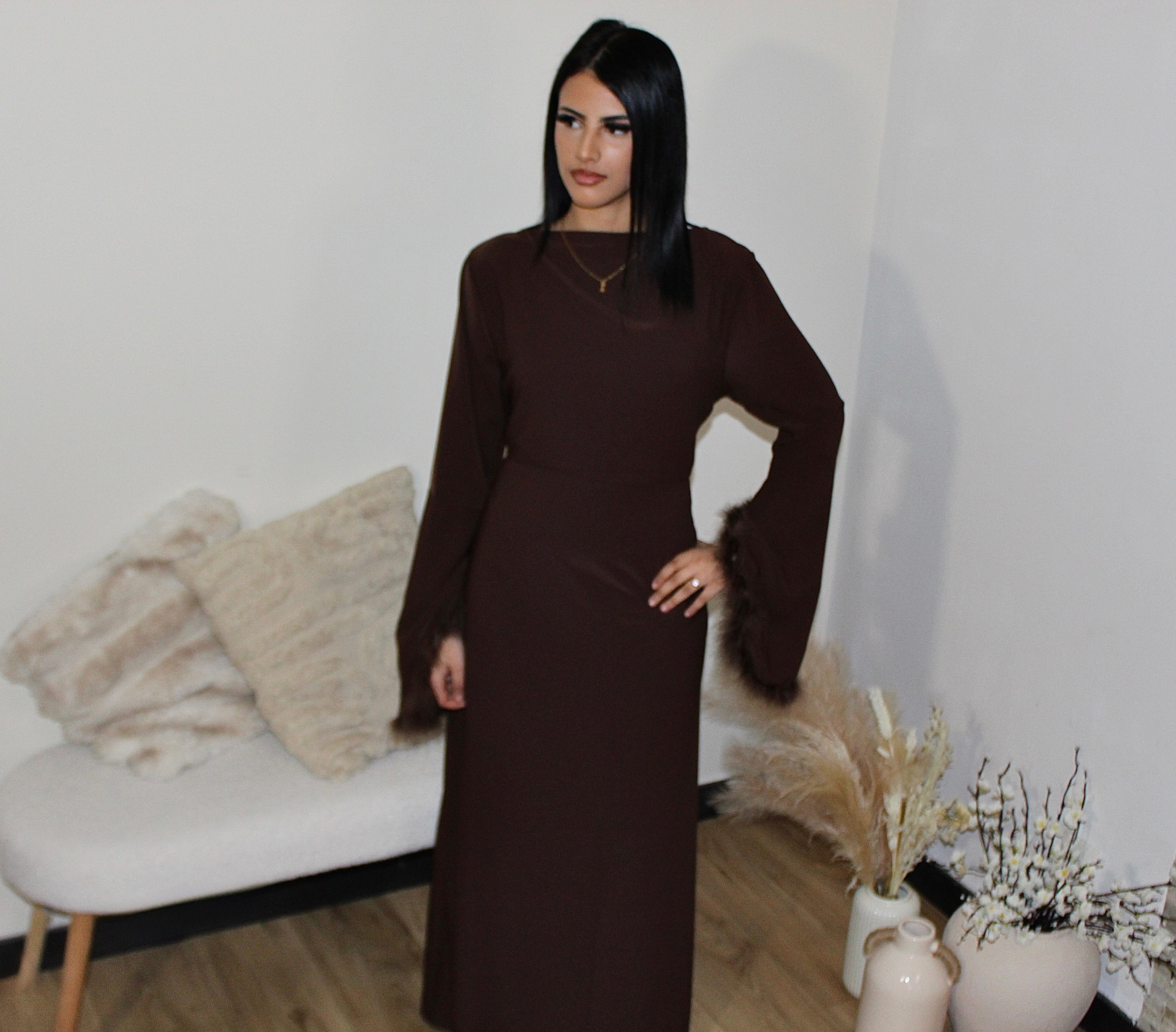 Abaya ceintrée avec manches à plumes Choco