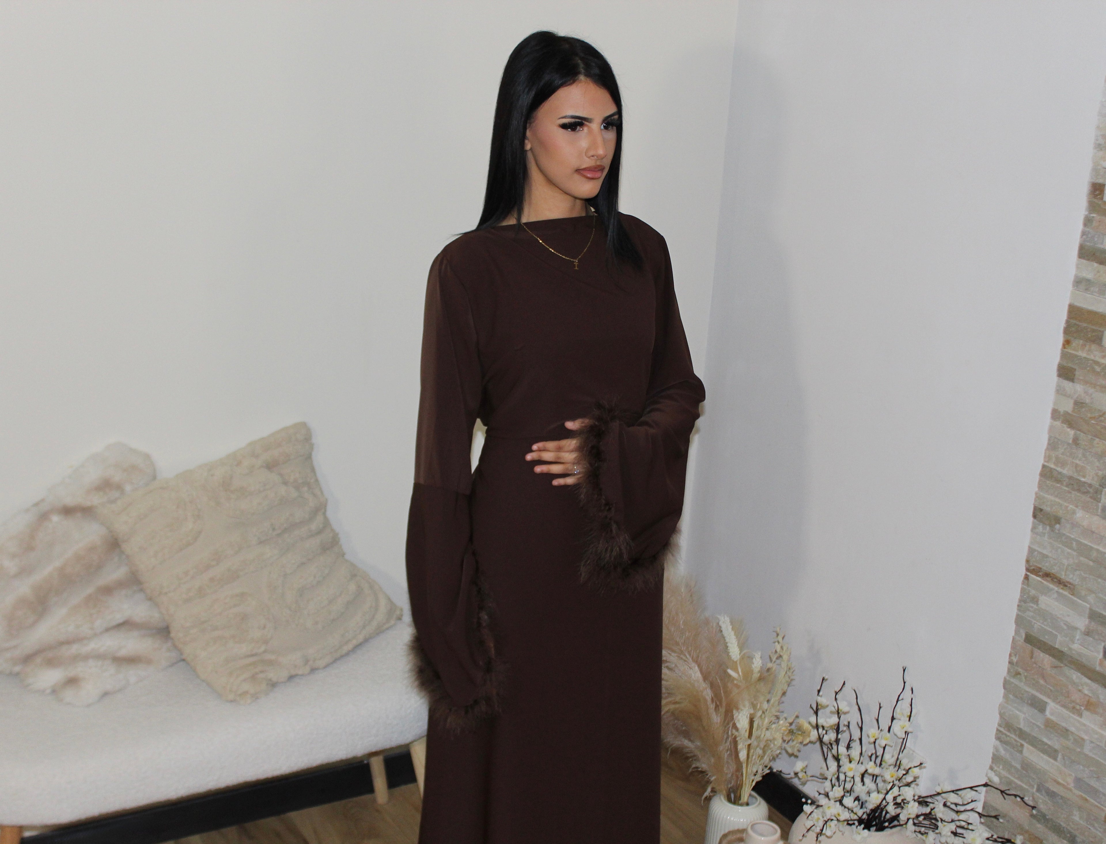 Abaya ceintrée avec manches à plumes Choco