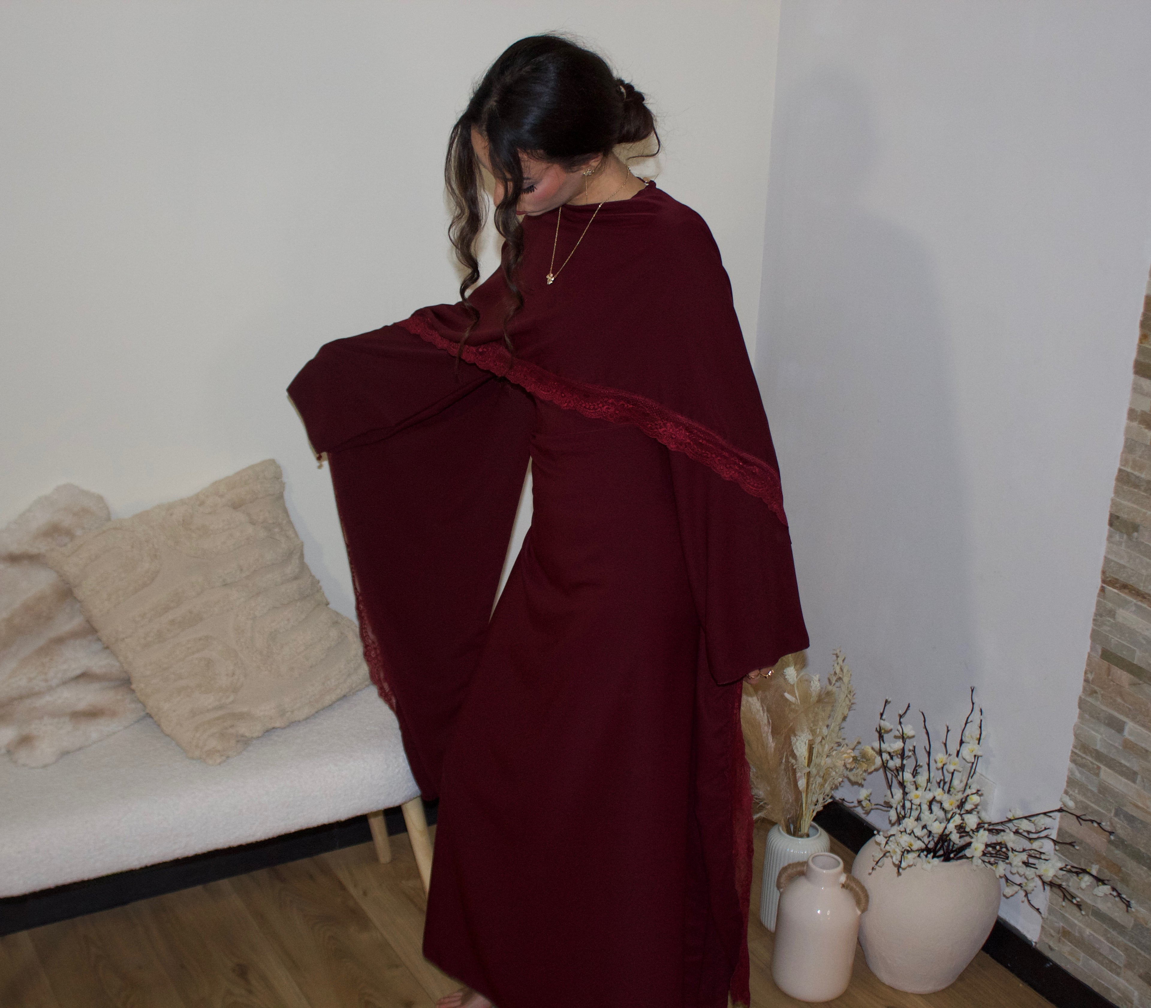 Robe dentelle ceinturé à la taille bordeaux