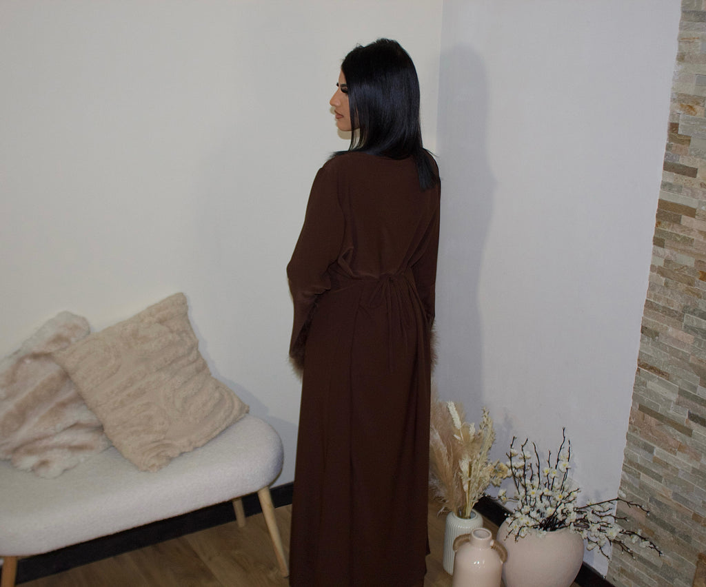 Abaya ceintrée avec manches à plumes Choco