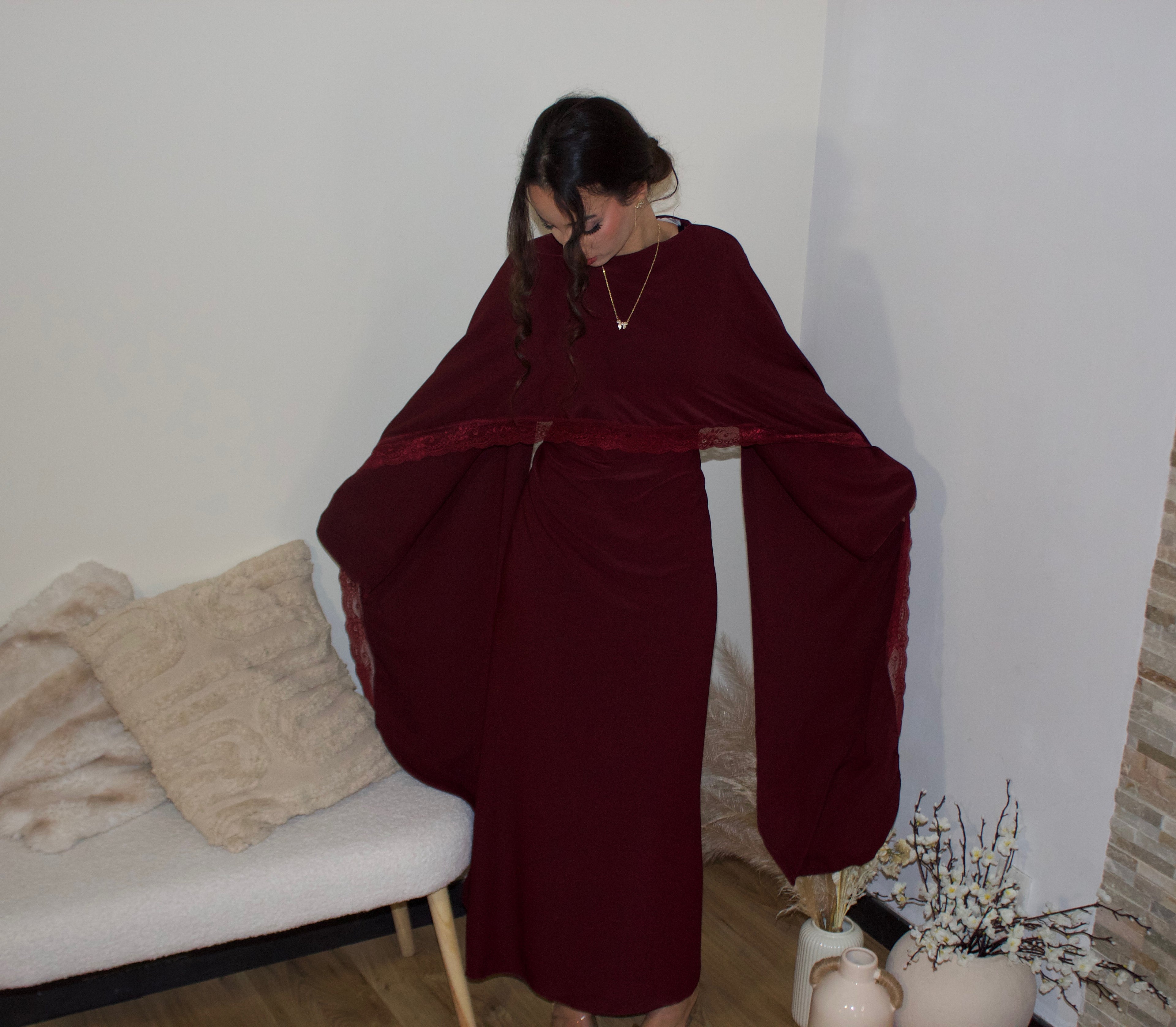 Robe dentelle ceinturé à la taille bordeaux