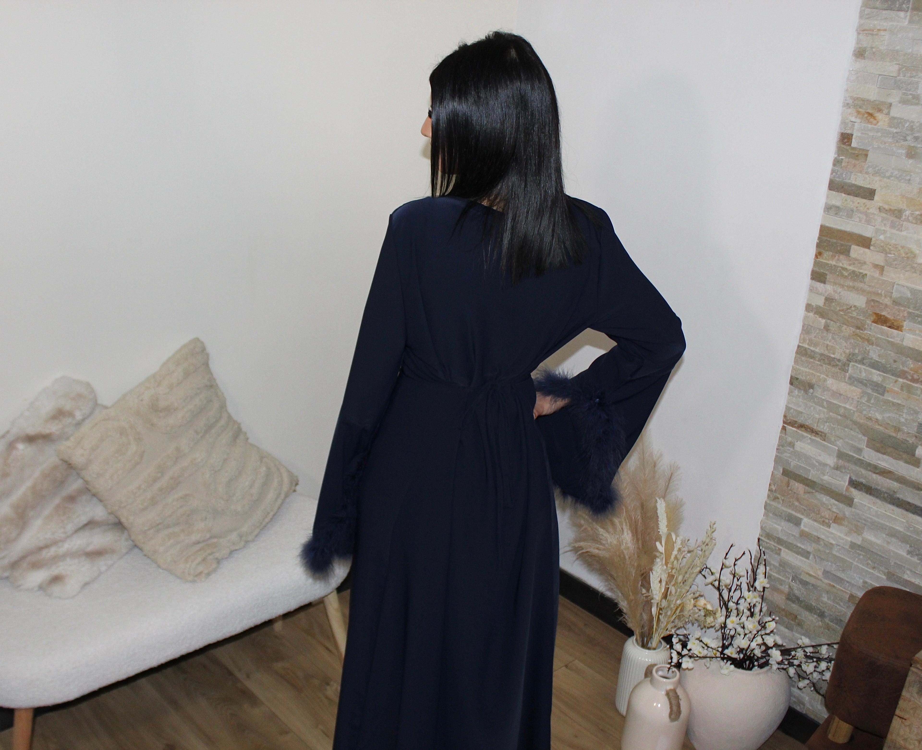 Abaya ceintrée avec manches à plumes bleue